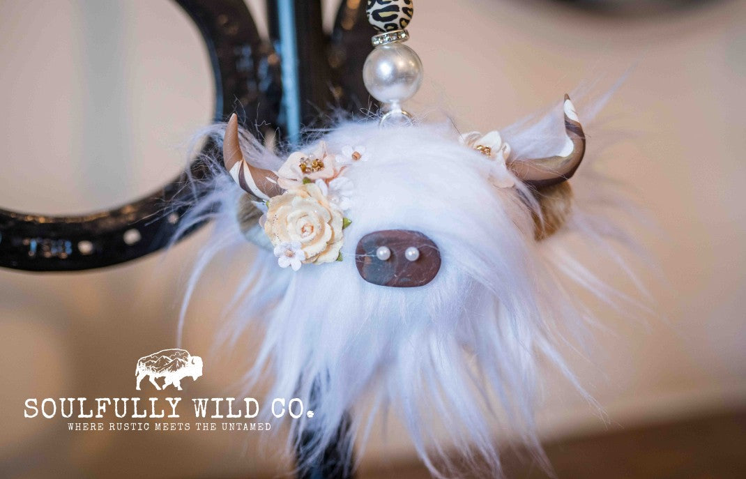 Travel Moo : TM25719 - White with Cream and Off White Flowers