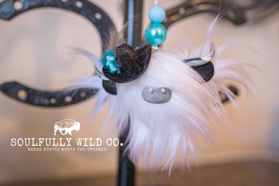 Travel Moo : TM25737 - White with Black Cowboy Hat and Feathers
